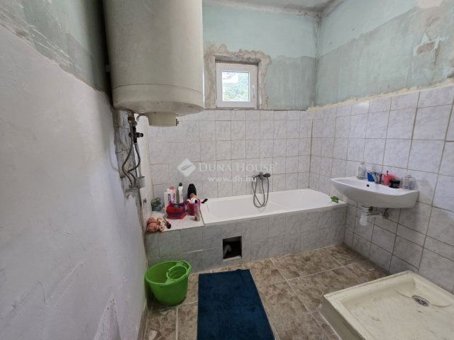 Eladó családi ház, Komlón 29.9 M Ft, 3 szobás