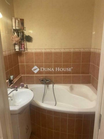 Eladó panellakás, Debrecenben 64.5 M Ft, 3 szobás