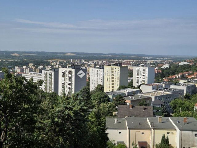 Eladó téglalakás, Pécsett 89 M Ft, 4 szobás