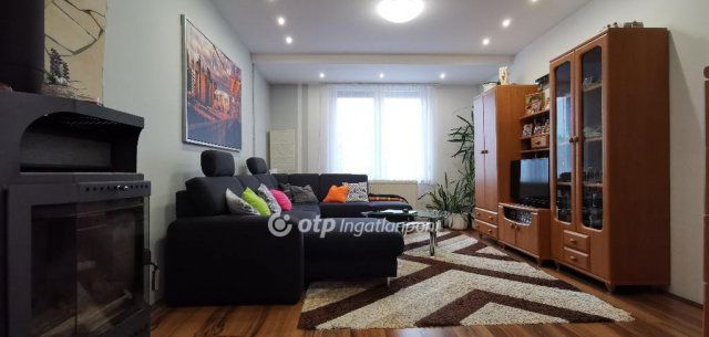 Eladó téglalakás, Tapolcán 66 M Ft, 3 szobás