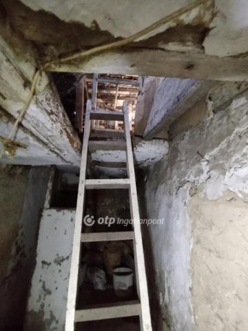 Eladó családi ház, Pécsett 11 M Ft, 3 szobás