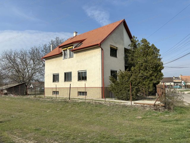 Eladó családi ház, Ócsán 85 M Ft, 9 szobás