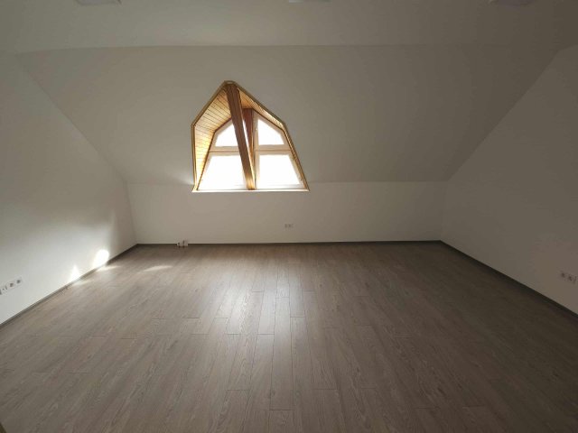 Kiadó iroda, Kecskeméten, Széchenyi téren 59 E Ft / hó