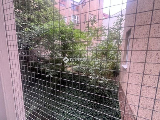 Eladó téglalakás, Pécsett 122 M Ft, 4 szobás