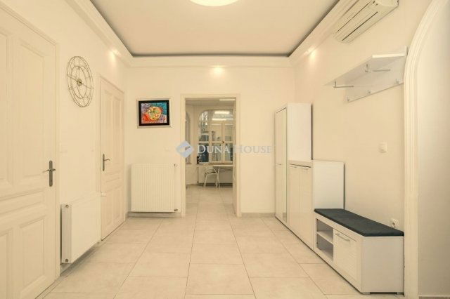 Eladó téglalakás, Pécsett 120 M Ft, 4 szobás