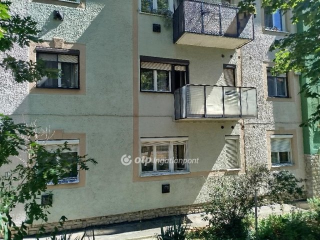 Eladó téglalakás, Pécsett 33.8 M Ft, 2 szobás