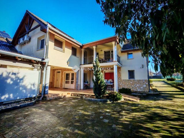 Eladó téglalakás, Csurgón 184 M Ft, 9 szobás