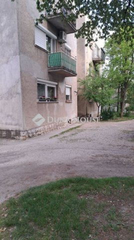 Eladó téglalakás, Várpalotán 23 M Ft, 2 szobás