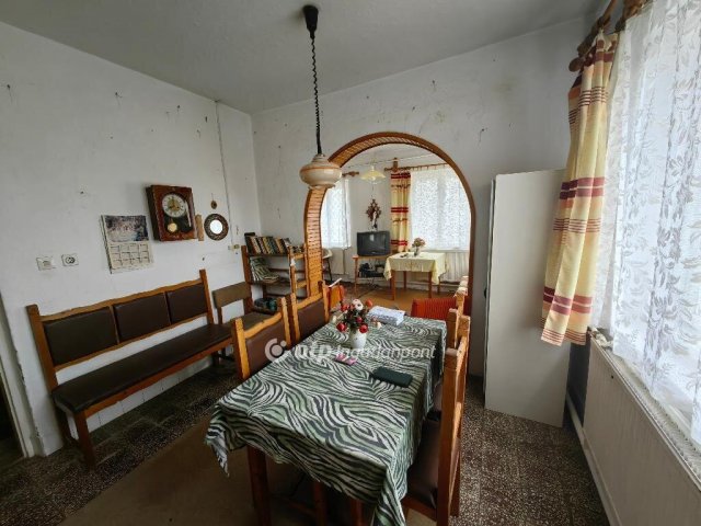 Eladó családi ház, Kisújszálláson 20.5 M Ft, 2 szobás