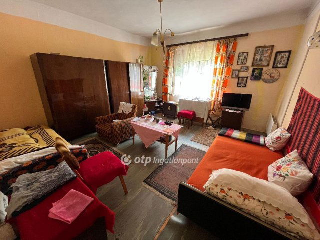 Eladó családi ház, Tiszakeszin 8 M Ft, 2 szobás