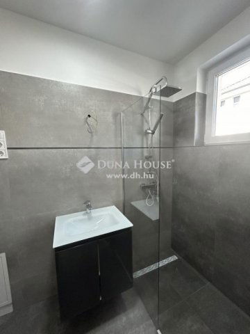 Eladó családi ház, Vecsésen 119.9 M Ft, 5 szobás