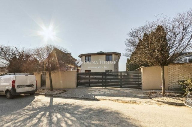 Eladó téglalakás, Budapesten, XI. kerületben 399 M Ft, 8 szobás