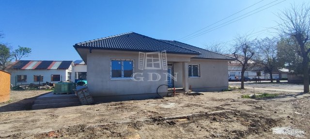 Eladó ikerház, Újszentivánon 90 M Ft, 4 szobás