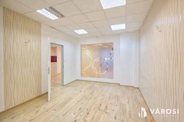 Kiadó üzlethelyiség, Békéscsabán 300 E Ft / hó