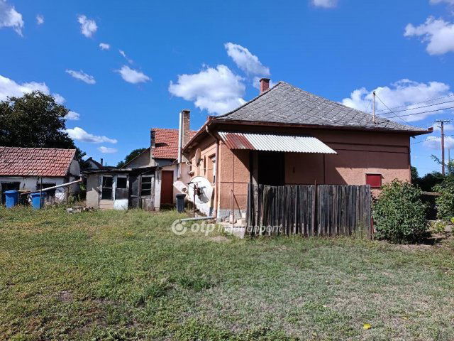 Eladó családi ház, Sárándon 32 M Ft, 2 szobás