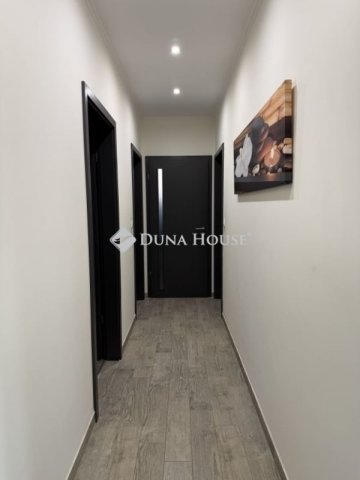 Eladó családi ház, Péterin 155 M Ft, 3 szobás