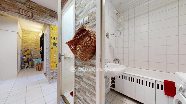 Eladó panellakás, Miskolcon 36.99 M Ft, 3 szobás