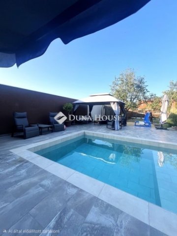 Eladó családi ház, Pécsett 124.9 M Ft, 6 szobás