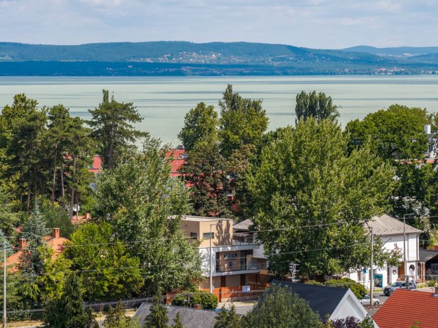 Eladó családi ház, Balatonlelleén 342.9 M Ft, 8 szobás