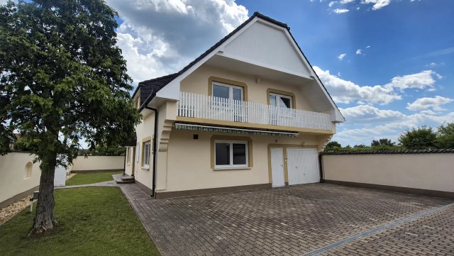 Eladó családi ház, Baján 220 M Ft, 5 szobás