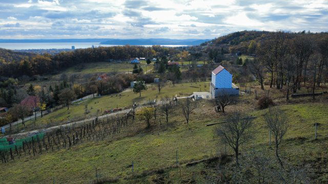 Eladó nyaraló, Balatonfüreden 99 M Ft, 2+1 szobás