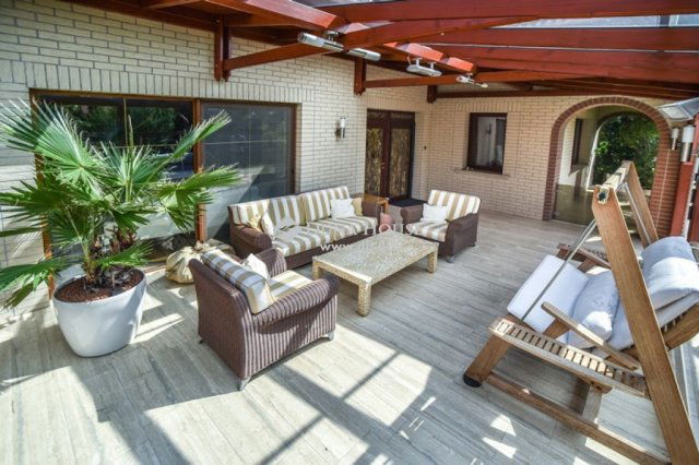 Eladó családi ház, Orosházán 1347.5 M Ft, 10 szobás