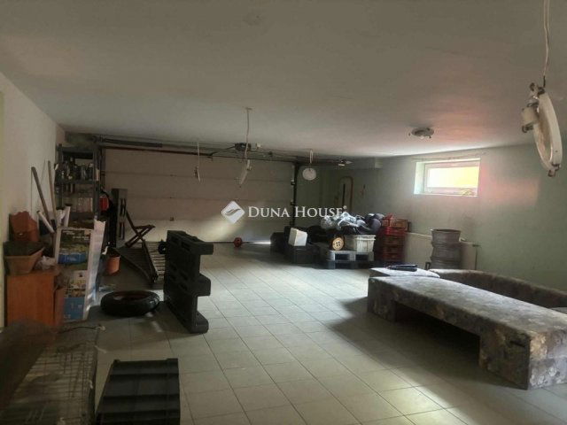 Eladó családi ház, Pécsett 79.9 M Ft, 7 szobás