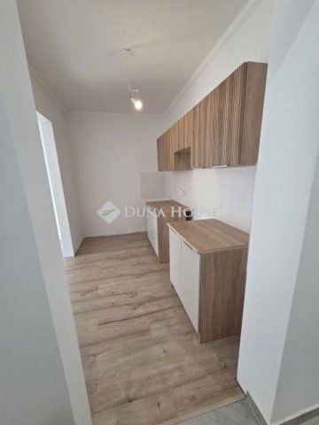 Eladó panellakás, Veszprémben 54.9 M Ft, 3 szobás