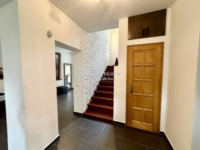 Eladó családi ház, Siófokon 320 M Ft, 6 szobás