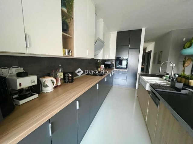 Eladó családi ház, Székesfehérvárott 199.99 M Ft, 5 szobás