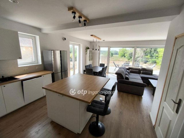 Eladó családi ház, Ceglédbercelen 139.99 M Ft, 3+5 szobás