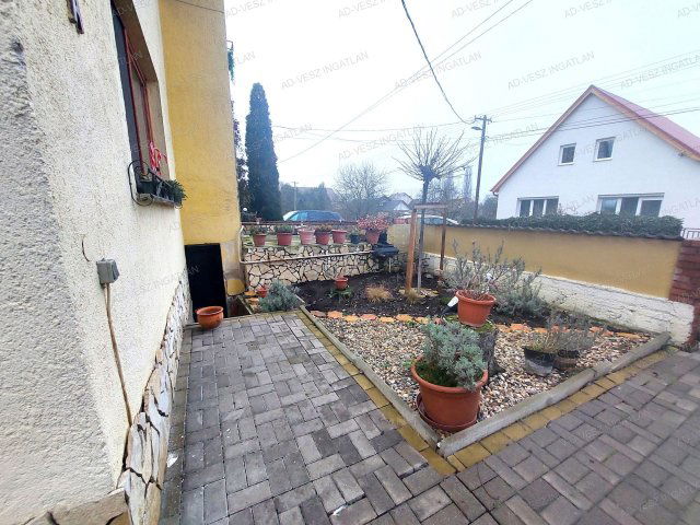 Eladó családi ház, Tarjánon 119.9 M Ft, 5 szobás