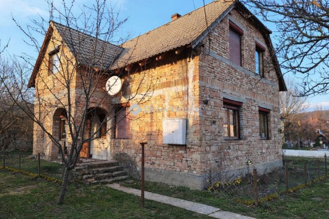 Eladó családi ház, Kajárpécen 39.9 M Ft, 7 szobás