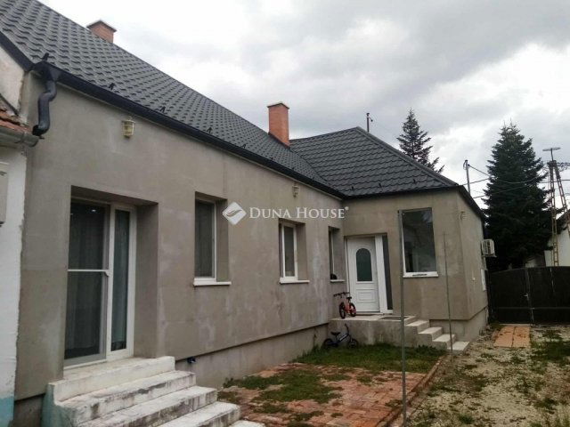 Eladó családi ház, Zsirán 66.9 M Ft, 3 szobás