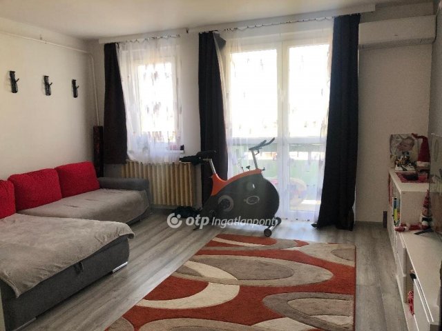 Eladó panellakás, Ajkán 54 M Ft, 3+1 szobás