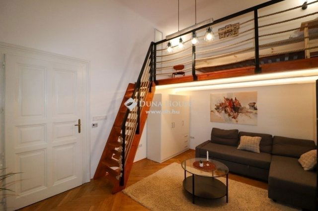 Eladó téglalakás, Budapesten, VI. kerületben 57.9 M Ft, 1 szobás