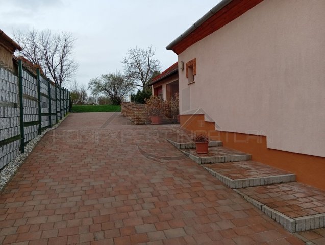 Eladó családi ház, Győrött 101.9 M Ft, 3 szobás