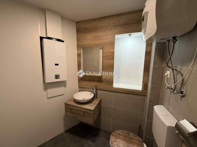 Eladó családi ház, Kecskeméten 100 M Ft, 2 szobás