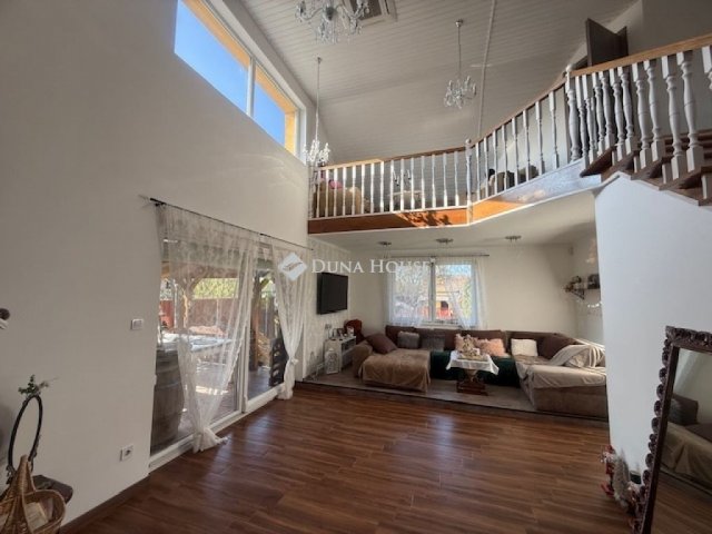 Eladó családi ház, Vecsésen 129.9 M Ft, 4 szobás