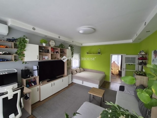 Eladó panellakás, Pécsett 49.9 M Ft, 2 szobás