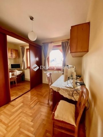 Eladó családi ház, Pécsett 250 M Ft, 9 szobás
