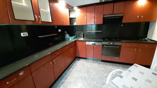 Kiadó téglalakás, albérlet, Kaposváron, Fő utcában, 3 szobás