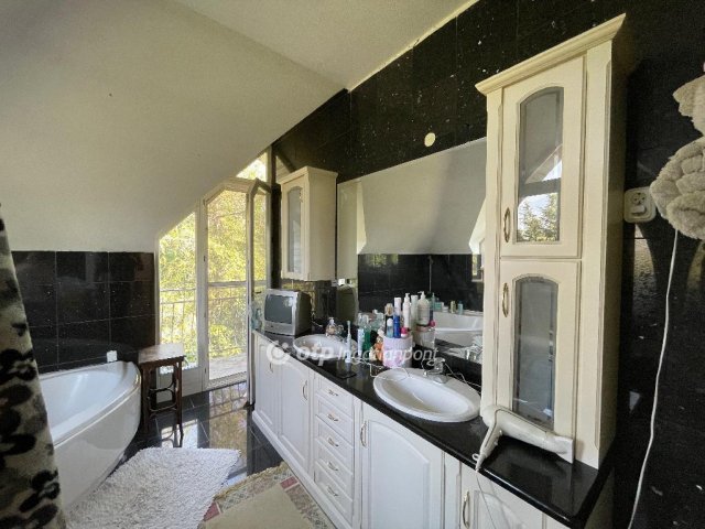 Eladó családi ház, Kiskunlacházán 450 M Ft, 5+1 szobás