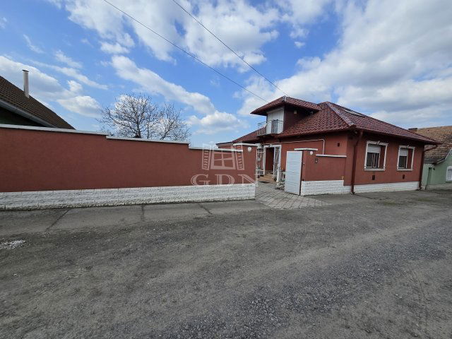 Eladó családi ház, Baján 75 M Ft, 5+1 szobás