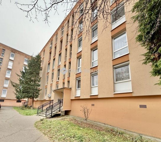 Eladó panellakás, Pécsett 39.99 M Ft, 2 szobás