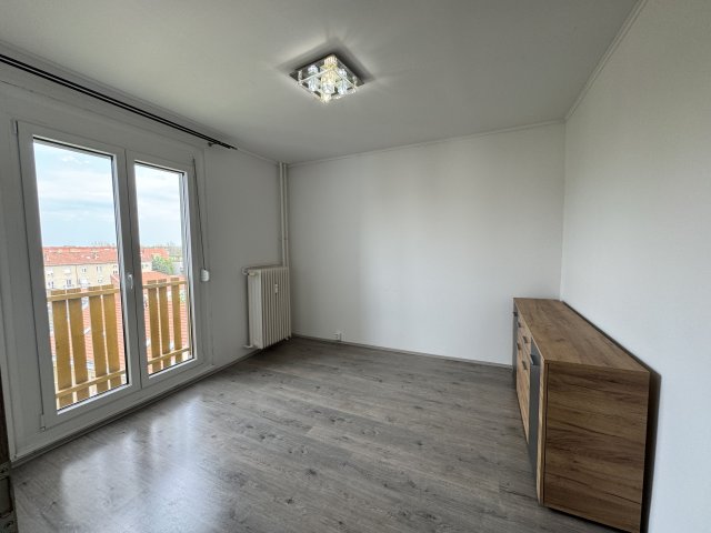 Eladó panellakás, Pécsett, Szabadság utcában 49.9 M Ft