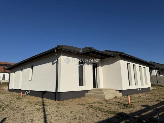 Eladó ikerház, Nagytarcsán 105 M Ft, 4 szobás
