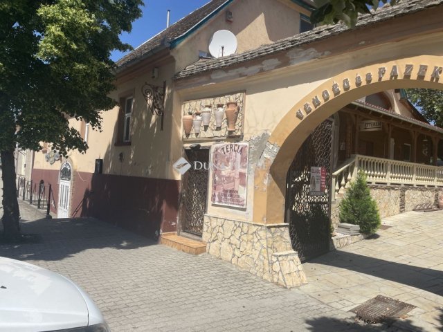 Eladó üzlethelyiség, Bátaszéken 120 M Ft, 4 szobás