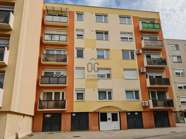 Eladó panellakás, Ajkán 31.5 M Ft, 2 szobás
