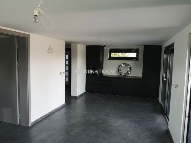 Eladó téglalakás, Balatonalmádiban 95 M Ft, 2 szobás